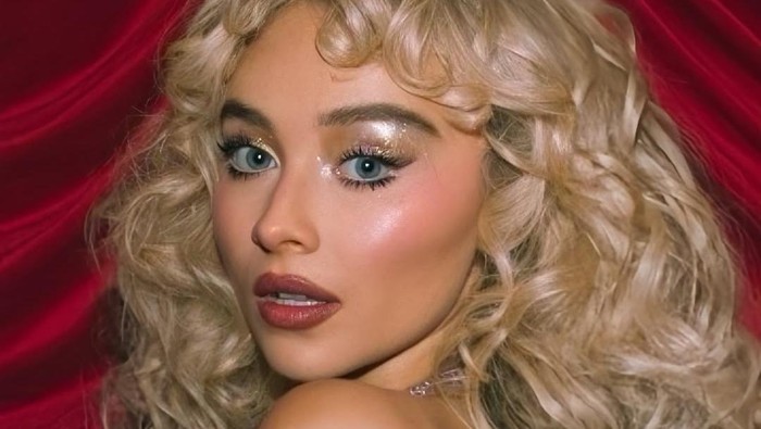 Sabrina Carpenter tampil glamor di MTV 2025 dengan wavy hair ala Hollywood klasik. Makeup flawless dan nude lips makin pancarkan aura pop star sejati./Foto: Instagram/cgonzalezbeauty