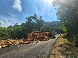 Truk Gagal Nanjak hingga Terguling di Tanjakan Pasir Bilik Sukabumi