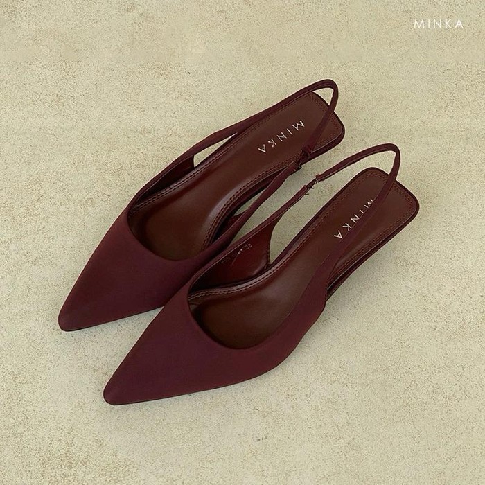 Byo Pointy Kitten Heels dari Minka memiliki detail kitten heels yang manis, cocok untuk kamu yang nggak suka sepatu hak terlalu tinggi.