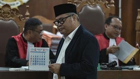 Penggugat Subhan Palal bersiap mengikuti  sidang perdana gugatan perdata sebesar Rp125 triliun kepada Wakil Presiden Gibran Rakabuming Raka karena pendidikan SMA yang dianggap tidak sesuai aturan di Indonesia dan KPU RI di PN Jakarta Pusat, Senin (8/