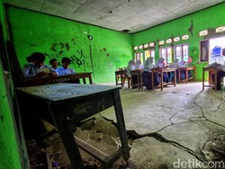 Ortu Siswa MTs di Kampung Gempol Khawatir Sekolah Retak Memakan Korban