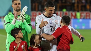 Berita Panas dari Dunia Sport CNN : Momen Menyentuh Ronaldo Hibur Bocah Maskot yang Menangis