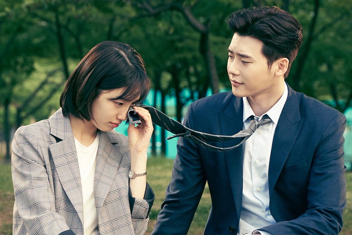 Dalam While You Were Sleeping, Suzy dan Lee Jong Suk terlibat dalam kisah cinta dan thriller penuh misteri, ketika mimpi buruk mereka menjadi kunci untuk mencegah tragedi menjadi kenyataan./Foto: Netflix