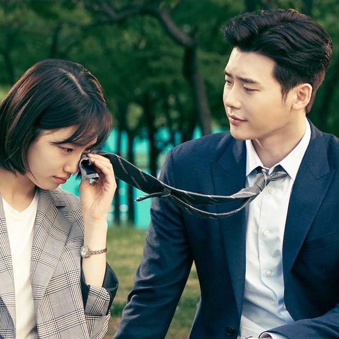 Dalam While You Were Sleeping, Suzy dan Lee Jong Suk terlibat dalam kisah cinta dan thriller penuh misteri, ketika mimpi buruk mereka menjadi kunci untuk mencegah tragedi menjadi kenyataan./Foto: Netflix