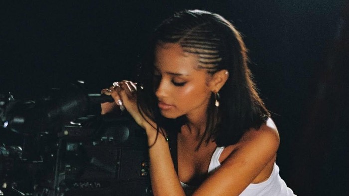 Tyla pilih gaya simple tapi elegan dengan bob sleek dan makeup glowing natural. Look minimalis ini buktikan less is more di red carpet MTV 2025./Foto: Instagram/tyla