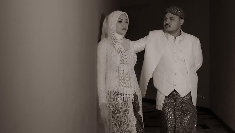 Umumkan kelahiran anak pertamanya, potret pernikahan Salma Salsabil dengan suaminya, Dimansyah Laitupa, kembali menjadi perhatian.Sudah Melahirkan, Potret Pernikahan Salma Salsabil Disorot Lagi - Insertlive.com Sudah Melahirkan, Potret Pernikahan Salma Salsabil Disorot Lagi