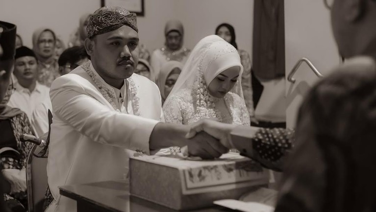 Umumkan kelahiran anak pertamanya, potret pernikahan Salma Salsabil dengan suaminya, Dimansyah Laitupa, kembali menjadi perhatian.Sudah Melahirkan, Potret Pernikahan Salma Salsabil Disorot Lagi - Insertlive.com Sudah Melahirkan, Potret Pernikahan Salma Salsabil Disorot Lagi