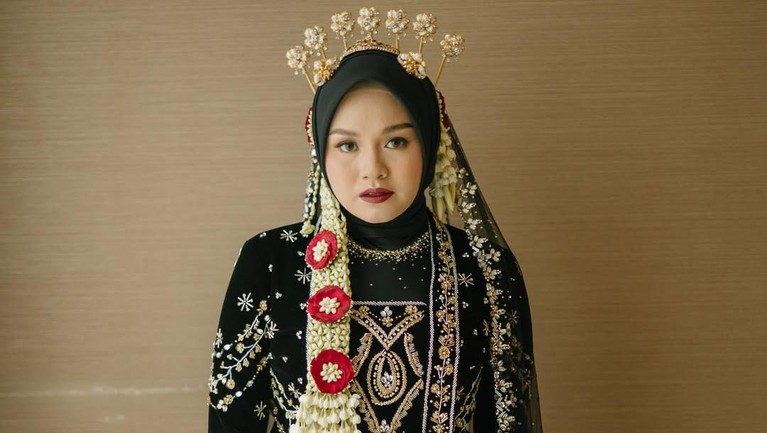 Umumkan kelahiran anak pertamanya, potret pernikahan Salma Salsabil dengan suaminya, Dimansyah Laitupa, kembali menjadi perhatian.Sudah Melahirkan, Potret Pernikahan Salma Salsabil Disorot Lagi - Insertlive.com Sudah Melahirkan, Potret Pernikahan Salma Salsabil Disorot Lagi