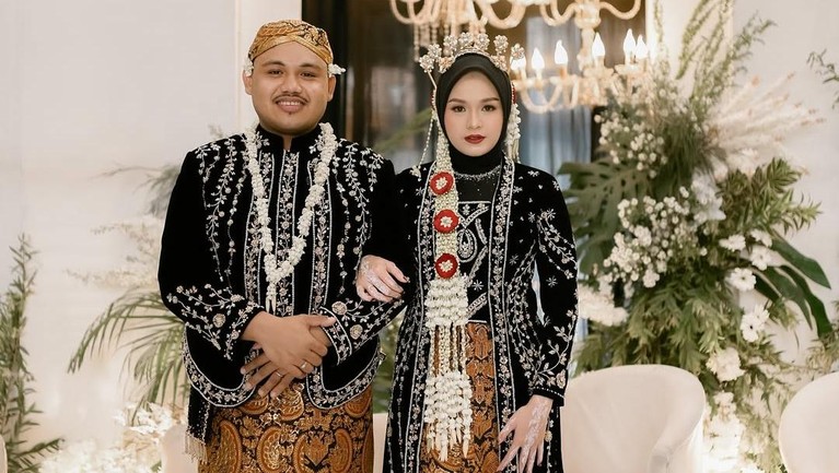 Umumkan kelahiran anak pertamanya, potret pernikahan Salma Salsabil dengan suaminya, Dimansyah Laitupa, kembali menjadi perhatian.Sudah Melahirkan, Potret Pernikahan Salma Salsabil Disorot Lagi - Insertlive.com Sudah Melahirkan, Potret Pernikahan Salma Salsabil Disorot Lagi