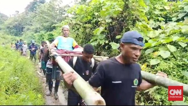 Warga pegunungan Pulau Seram, Maluku harus membawa Martin Atuani (49) 26 kilometer atau satu hari perjalanan demi mendapatkan perawatan medis di Puskesmas.