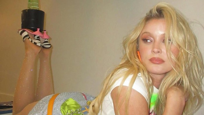 Zara Larsson memikat dengan hiasan bunga colorful di rambut pirang sleek. Makeup glowing natural buat tampilannya segar, feminim, dan elegan di MTV 2025./Foto: Instagram/zaralarsson