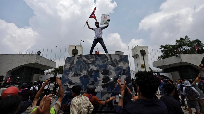 Perdana Menteri Nepal Khadga Prasad Sharma Oli memutuskan mundur dari jabatan usai anak-anak muda Nepal demo besar-besaran belakangan ini.