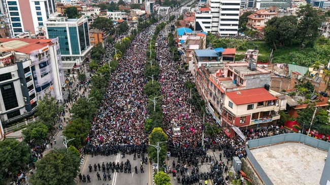 Nepal menjadi sorotan internasional menyusul ribuan anak muda berdemo memprotes pemerintah korup yang direspons represif oleh aparat hingga jatuh korban jiwa.