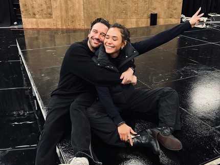 5 Potret Adinia Wirasti dan Suami Bule Ikut Tur Teater Romeo & Juliet di Australia