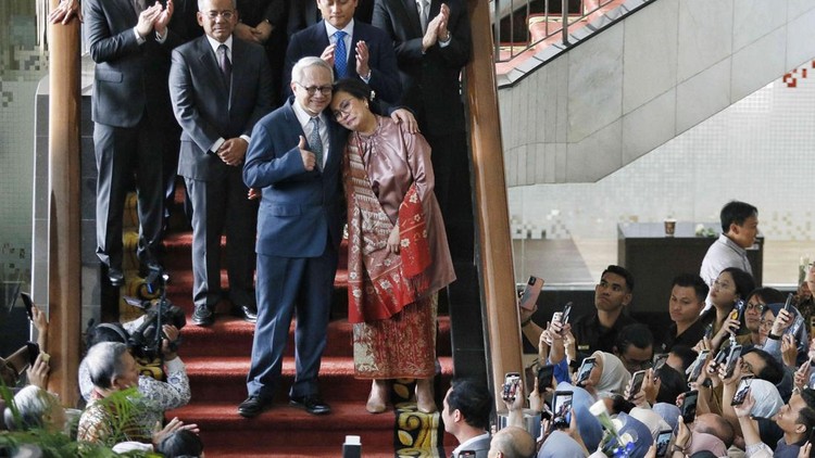 Air Mata Warnai Perpisahan Sri Mulyani dengan Jajaran Kementerian Keuangan Suasana haru menyelimuti Kementerian Keuangan, Jakarta Pusat, Selasa (9/9/2025), saat Sri Mulyani Indrawati berpamitan dengan para pegawai usai resmi lengser dari jabatan Menteri Keuangan. Didampingi sang suami, Sri Mulyani berjalan menyapa satu per satu pejabat eselon, pegawai, hingga staf muda yang berkumpul untuk memberikan penghormatan