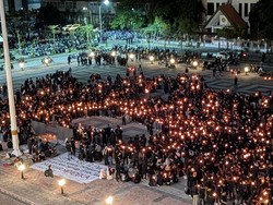 Aksi Simbolik Kampus di Surabaya Refleksikan Dinamika Demokrasi