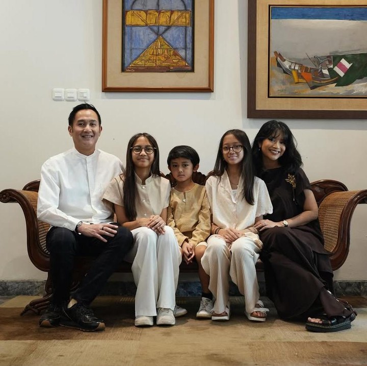 <p>Meski telah bercerai, Aldi dengan kedua mantan istrinya menjalani <em>co-parenting</em> untuk membesarkan anak-anak mereka. Dalam beberapa kesempatan, Aldi selalu menyempatkan diri untuk <em>quality time</em> bersama keempat anaknya. Salah satu momen kebersamaan Aldi dan anak-anaknya yang selalu dibagikan ke publik adalah saat merayakan Idul Fitri. (Foto: Instagram @adirakania)</p>