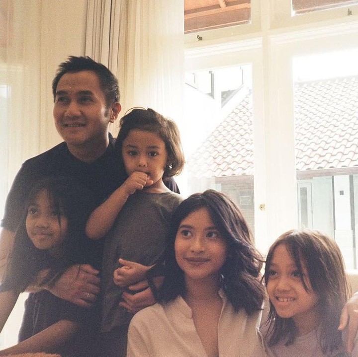 <p>Putri pertama Aldi, Siti Adira, juga terlihat dekat dengan ayah dan ketiga adik sambungnya. Momen tersebut dapat dilihat langsung melalui beberapa postingan di media sosial Siti Adira. Perempuan 26 tahun ini kerap mengunggah foto kebersamaan dengan ketiga adik sambungnya di momen spesial. "Sumber kekuatanku," tulis Adira dalam fotonya bersama sang ayah dan ketiga adiknya. (Foto: Instagram @adirakania)</p>
