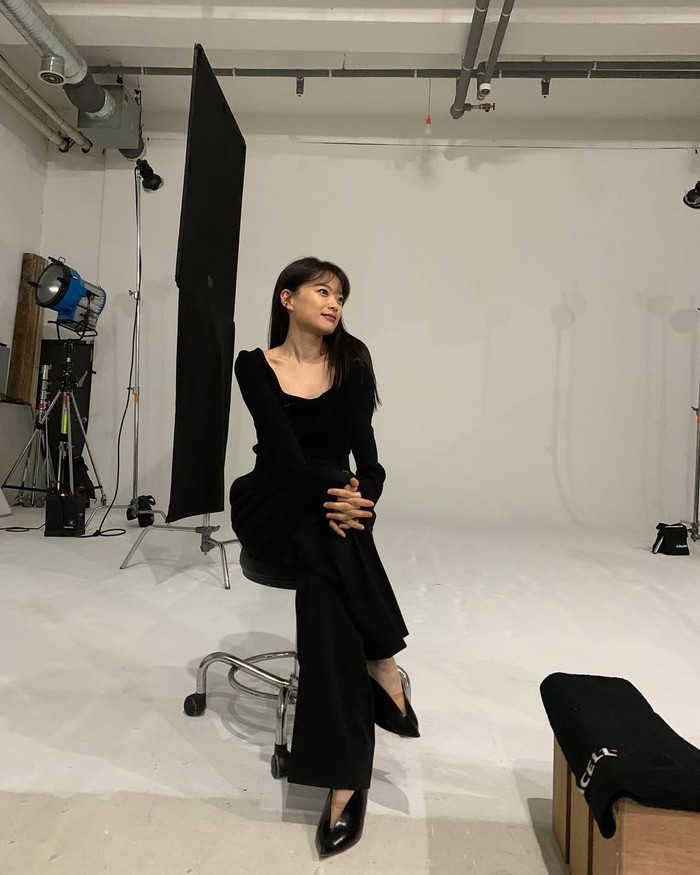 All black simpel dengan atasan square neck top yang dipadukan wide pants dan sepatu heels hitam lancip yang membuatnya terlihat minimalis namun tetap standout!/ Foto: Instagram.com/thousand_wooo