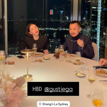 Bucin, Ini 7 Potret Angel Karamoy Rayakan Ultah Gusti Ega Beri Mawar & Jam Tangan Mahal