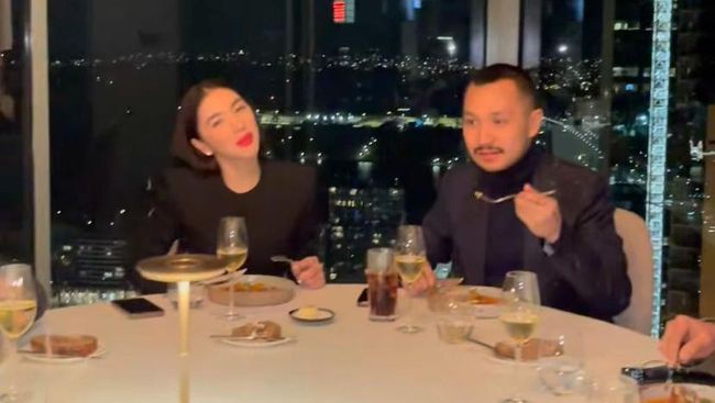 Bucin, Ini 7 Potret Angel Karamoy Rayakan Ultah Gusti Ega Beri Mawar dan Jam Tangan Mahal