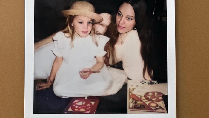 Angelina Jolie bercerita bagaimana ibunya, Marcheline Bertrand, hadapi kanker. Ajak orang lain untuk merangkul penderita kanker.