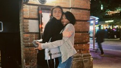 Pernah Diisukan Berseteru, Agnez Mo dan Anggun C Sasmi Pamer Momen Akrab-Pelukan