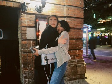 img-title Pernah Diisukan Berseteru, Agnez Mo dan Anggun C Sasmi Pamer Momen Akrab-Pelukan