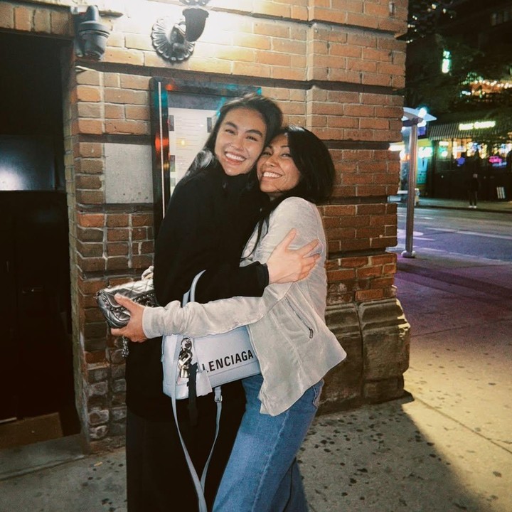 <p>Anggun C. Sasmi dan Agnez Mo dikabarkan turut berkontribusi dalam serial Hollywood populer, <em>Reacher Season 4</em>. Dua musisi Tanah Air pun belakangan tengah disibukkan dengan jadwal syuting serial ini, Bunda. (Foto: Instagram@anggun_cipta)</p>