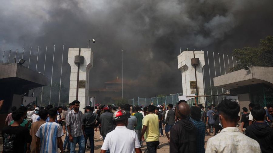 Para demonstran merayakan setelah memasuki kompleks Parlemen selama protes terhadap pembunuhan 19 orang pada hari Senin setelah protes antikorupsi yang dipicu oleh larangan media sosial, yang kemudian dicabut, selama jam malam di Kathmandu, Nepal, 9 September 2025. (REUTERS/Adnan Abidi)