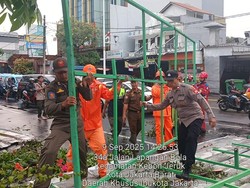 Atap Terbang Timpa Mobil Saat Hujan Disertai Angin di Kebon Jeruk