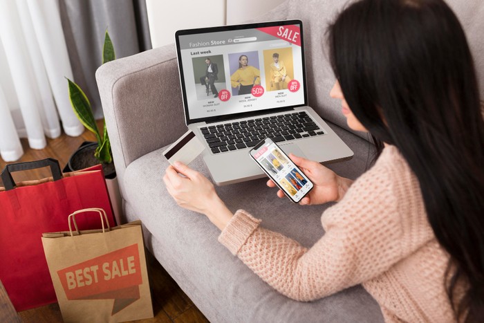 Digitalisasi makin memudahkan banyak orang dalam memulai bisnis di rumah, salah satunya dengan menjadi bagian dari program affiliate. Kamu tinggal memilih e-commerce terpercaya untuk memulai program ini, lalu lakukan pendaftaran.
