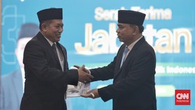 FOTO: Momen Budi Arie Serahkan Jabatan Menkop ke Ferry Juliantoro