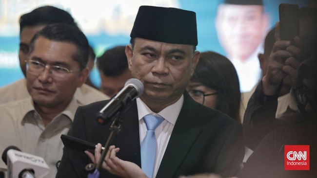 Budi Arie Sebut Jokowi Tunjukkan Ijazah ke Relawan Projo Keta Projo Budi Arie mengklaim Jokowi menunjukkan ijazahnya saat anggota relawan berkunjung ke rumahnya di Solo, Jawa Tengah.