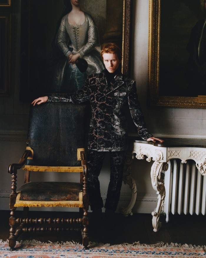 Burberry luncurkan kampanye Winter 2025 mereka sambil gandeng aktor Inggris ternama. Luther Ford, bintang serial The Crown, gagah dalam pemotretannya. Rancangan Daniel Lee berupa setelan jas dengan motif yang bold dan warna gelap menampilkan kesan misterius/ Foto: Courtesy of Burberry