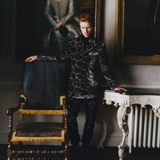 Pesona Aktor Inggris Berbalut Koleksi Burberry Winter 2025