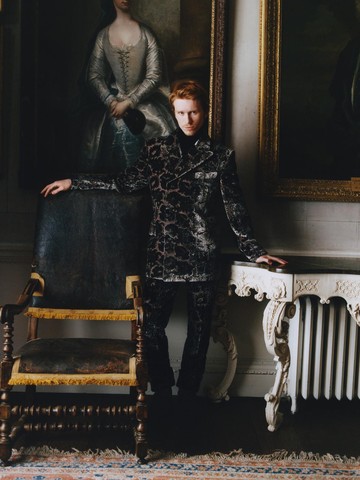 Pesona Aktor Inggris Berbalut Koleksi Burberry Winter 2025