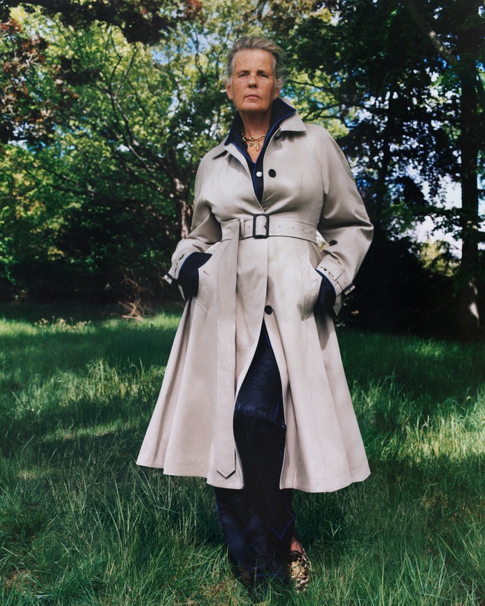 Kampanye hasil jepretan Sam Rock ini berhasil menangkap pesona musim dingin ala Inggris, seperti dengan trench coat klasik dengan twist modern yang membalut model dan artis Jeny Howorth/ Foto: Courtesy of Burberry