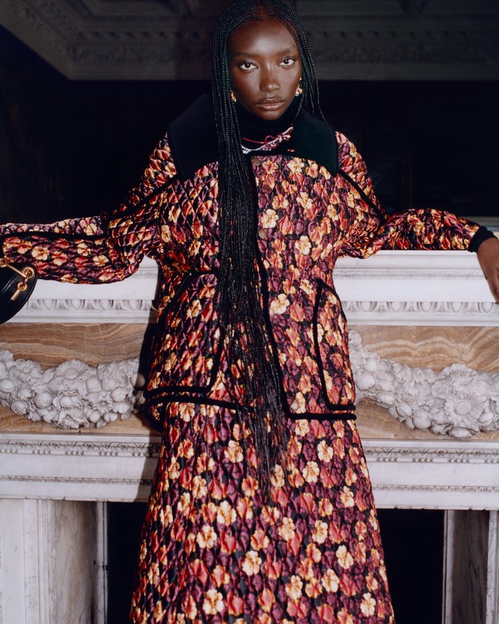 Dengan latar interior Wolterton Hall yang klasik dan megah, koleksi yang dibuat menggunakan material serta motif mencolok jadi pesona. Contohnya saja jaket quilt dengan motif bunga geranium berikut ini/ Foto: Courtesy of Burberry