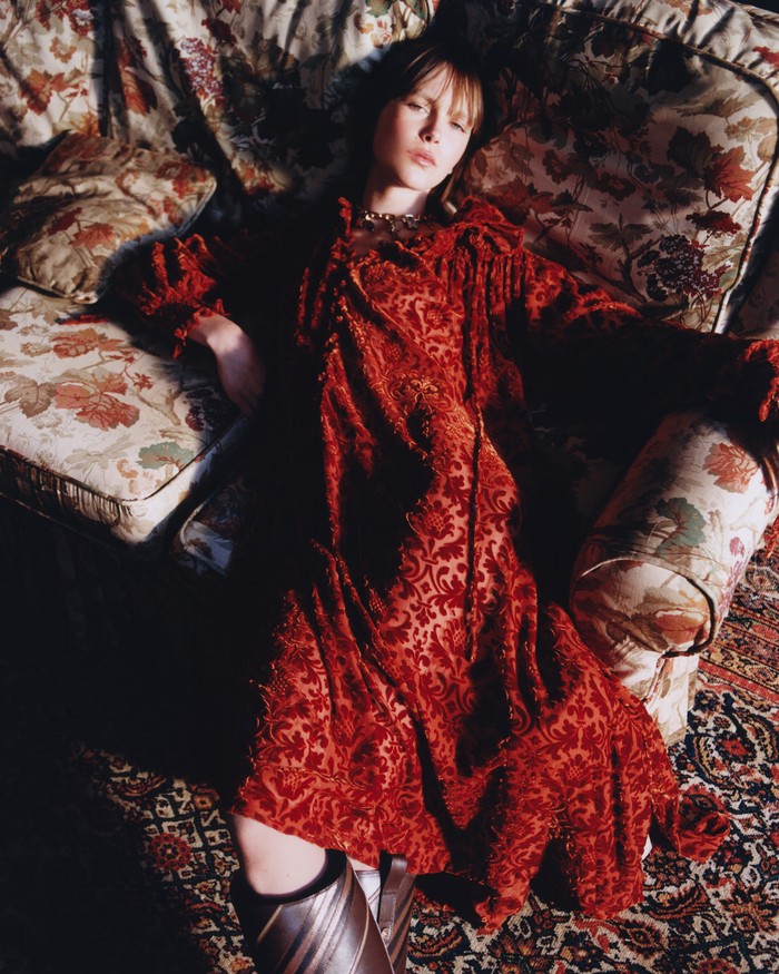 Daya tarik lainnya juga raincoat dengan siluet yang lebih bold, deretan evening wear yang memancarkan nuansa romantis, sampai koleksi wajah baru Bridle bag yang menampilkan bentuk saddle/ Foto: Courtesy of Burberry