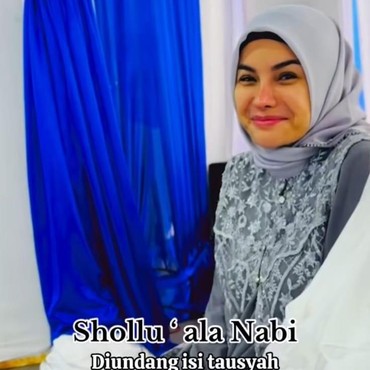 Cantik Berhijab, Nikita Mirzani Baca Saritilawah di Rutan