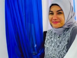 Cantik Berhijab, Nikita Mirzani Baca Saritilawah di Rutan
