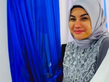 img-title Cantik Berhijab, Nikita Mirzani Baca Saritilawah di Rutan