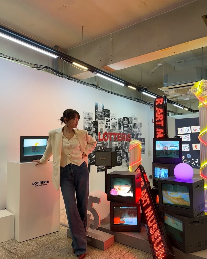 Classy namun tetap santai, Woo Hee menggunakan vest yang dibalut dengan blazer dengan warna senada, untuk tampil lebih kasual ia memakai celana jeans biru dengan model wide leg./ Foto: Instagram.com/thousand_wooo