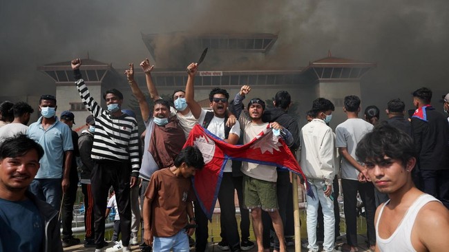 Menteri Nepal Kabur Tinggalkan Istri yang Lumpuh, Ditolong Pedemo Menteri Energi Nepal Sharad Singh Bhandari kabur di tengah demonstrasi yang membara. Dia meninggalkan istrinya yang lumpuh di rumahnya sendirian.
