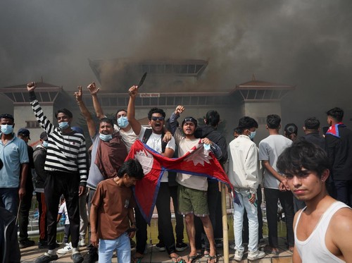 Menteri Nepal Kabur Tinggalkan Istri yang Lumpuh, Ditolong Pedemo