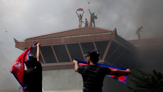 Eks PM Nepal Bahadur Deuba ikut menjadi sasaran pedemo marah menyusul unjuk rasa yang makin chaos hingga membakar rumah perdana menteri dan pejabat.