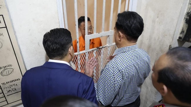 Direktur Lokataru, Delpedro Marhaen siap hadapi proses hukum terkait dugaan penghasutan.