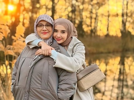 Doa Menyentuh Fenny Bauty untuk Sang Putri Zaskia Sungkar yang Akhirnya Hamil Anak Kedua