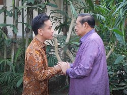 Momen Gibran dan Selvi Datang ke Cikeas Ucapkan Selamat Ultah untuk SBY